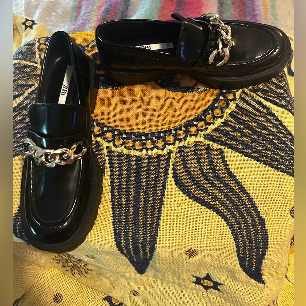 Zara Glossy Black Faux Patent Leather Loafers Gold Chain Lug Sole Size 7.5 (38) - Picture 7 of 7